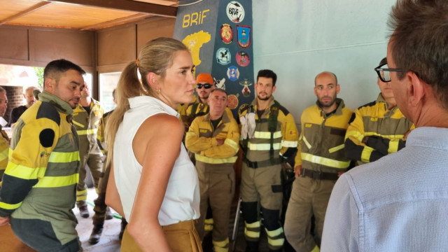 La vicepresidenta tercera y ministra para la Transición Ecológica y el Reto Demográfico, Sara Aagesen, durante su visita a los efectivos de la brigada forestal (BRIF) de Pinofranqueado (Cáceres), a 16 de agosto de 2025, en Pinofranqueado, Cáceres, Extrema