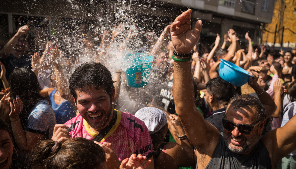 Varias personas durante la Fiesta del Agua en Vilagarcía de Arousa