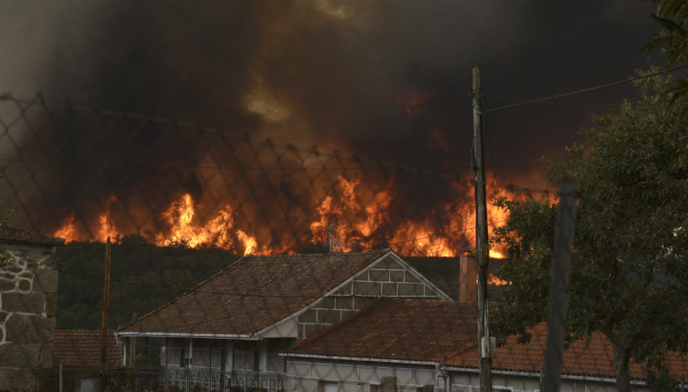 Incendio forestal se acerca a Vilela, a 15 de agosto de 2025, en Vilela, Cualedro, Monterrei, Ourense, Galicia (España).