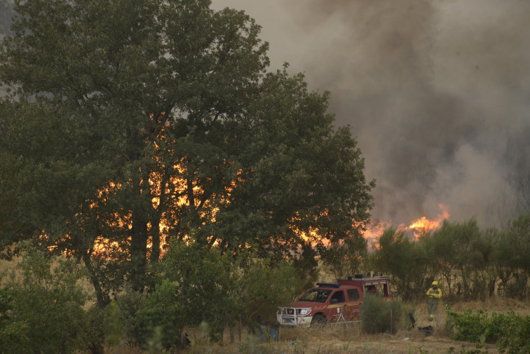 (VÍDEO) Rescatan a una persona rodeada por las llamas mientras realizaba labores en un cortafuego en Ourense