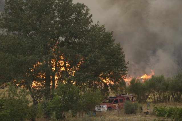 Incendio forestal se acerca a Vilela, a 15 de agosto de 2025, en Vilela, Cualedro, Monterrei, Ourense, Galicia (España).