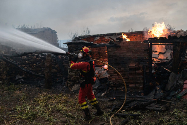 Un bombero trata de apagar el fuego, a 12 de agosto de 2025, en Abejera, Zamora, Castilla y León (España).
