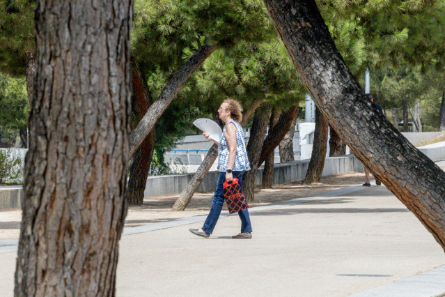 Una mujer se abanica, a 12 de agosto en Madrid (España).