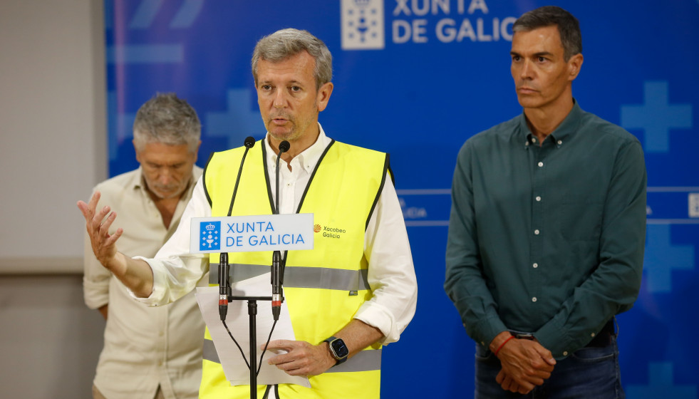El presidente de la Xunta, Alfonso Rueda (c), interviene durante su visita al Centro de Coordinación Operativo contra incendios de Ourense, a 17 de agosto de 2025, en Ourense, Galicia (España).