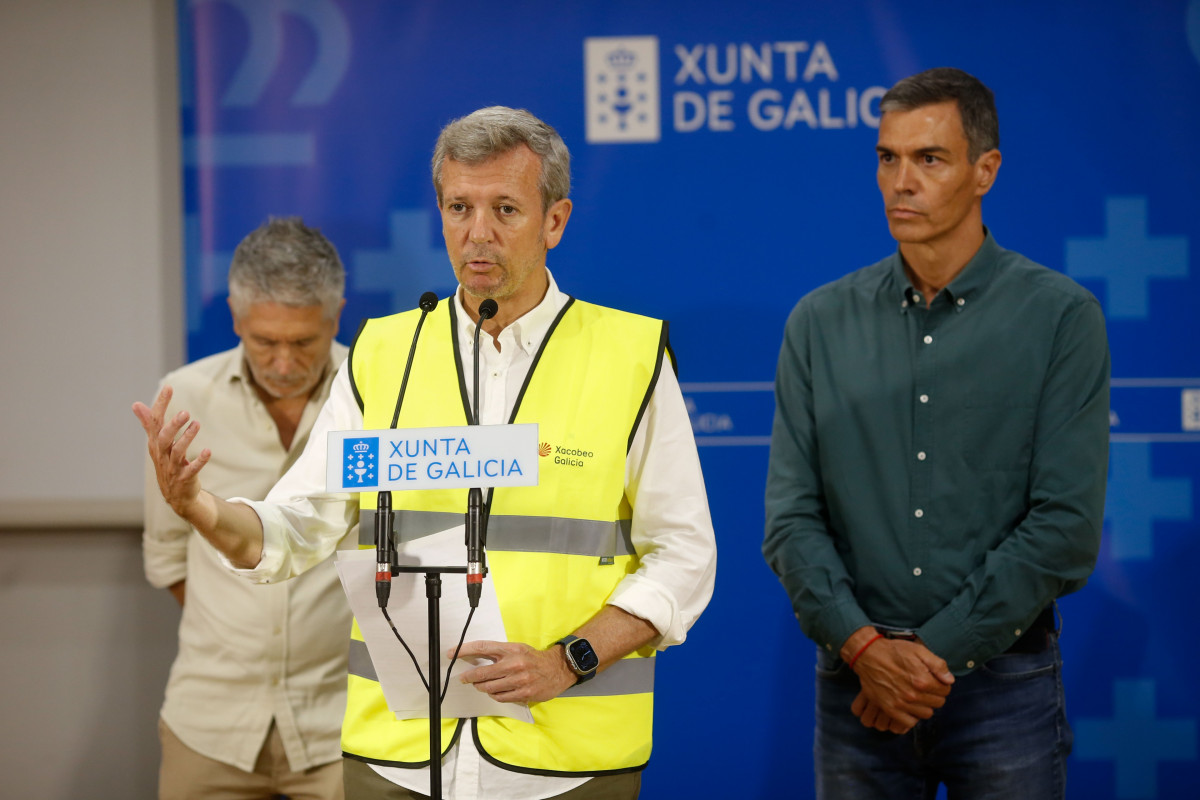 El presidente de la Xunta, Alfonso Rueda (c), interviene durante su visita al Centro de Coordinación Operativo contra incendios de Ourense, a 17 de agosto de 2025, en Ourense, Galicia (España).