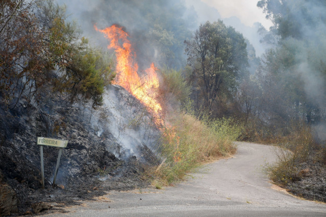 Incendio forestal se acerca a Quiroga, a 17 de agosto de 2025, en Quiroga, Lugo