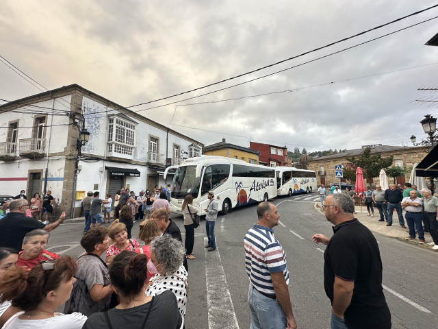 Más de 150 vecinos de Petín se concentran en los jugados en apoyo de un detenido en el marco de la ola de incendios.