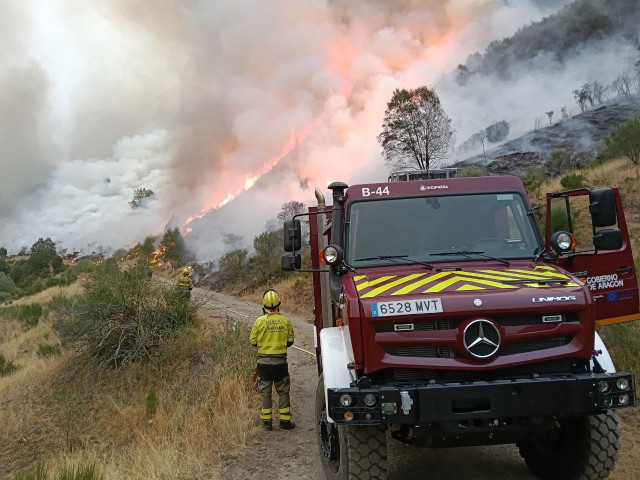 Medios de'INFOAR' proseguen en las labores de extinción del incendio forestal de Barniedo de la Reina (León)