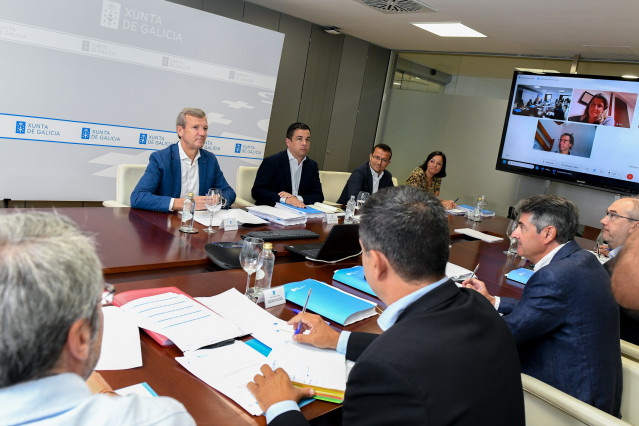 El titular del Gobierno gallego, Alfonso Rueda, preside la reunión para la habilitación de ayudas destinadas a afectados por los incendios en Galicia.