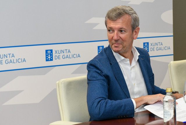 El presidente de la Xunta, Alfonso Rueda, preside la primera reunión para habilitar ayudas destinadas a los afectados por los incendios en Galicia.