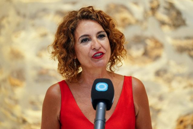 La vicepresidenta primera del Gobierno y ministra de Hacienda, María Jesús Montero, atiende a los medios en Rota.