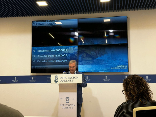 El presidente de la Diputación de Ourense, Luís Menor, en rueda de prensa