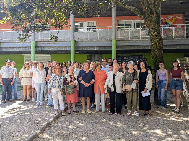 Archivo - La asociación Érguete y sus madres fundadoras con trabajadores y trabajadoras de la entidad.