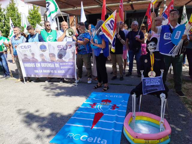 Archivo - Concentración a las puertas de la Comisaría de Vigo para denunciar las temperaturas extremas en las instalaciones por falta de climatización.