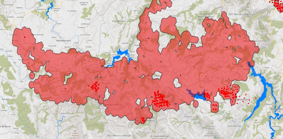 Vista del incendio de Chandrexa y Vilariño de Conso sobre el Parque Natural do Invernadeiro, a 18 de agosto de 2025.