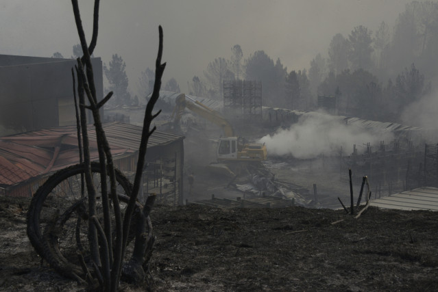Empresa Autoneum, en el polígono industrial del municipio de  A Rúa, muy afectada por el incendio inicado hace dos días en el municipio de Larouco.