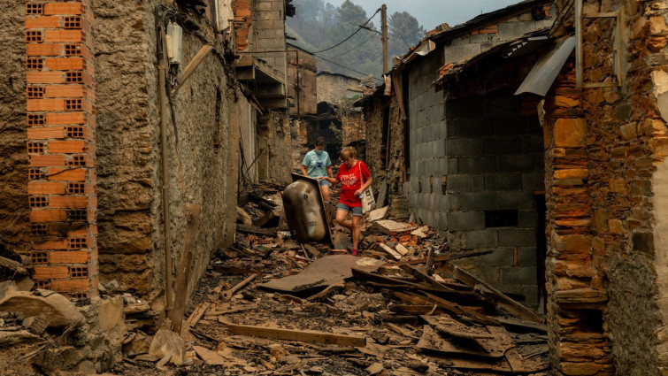 Otra noche de pesadilla en los montes gallegos, con el incendio de Larouco descontrolado y saltando a Lugo