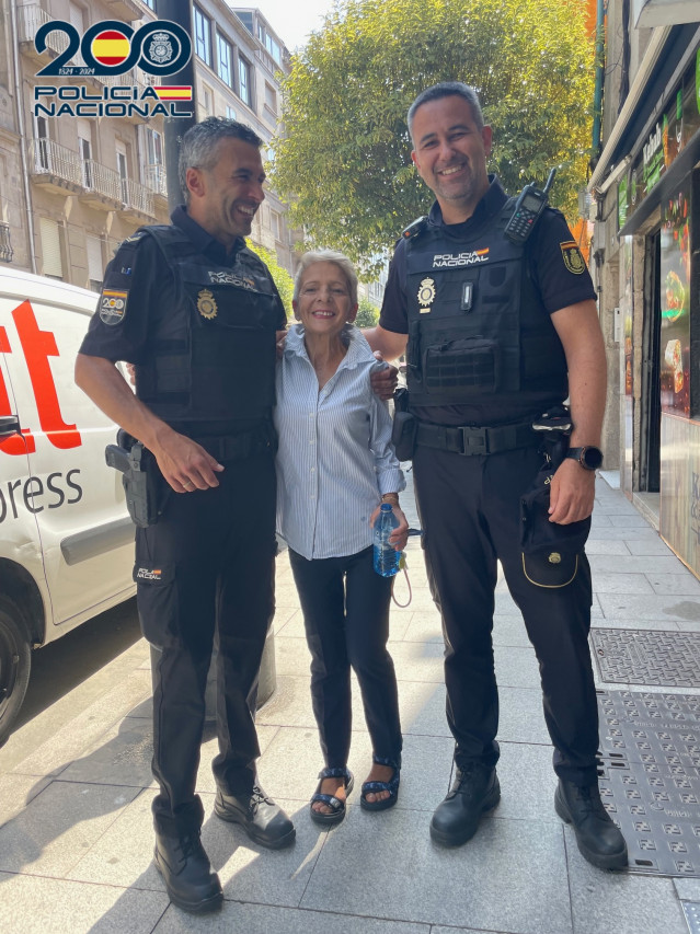 Dos agentes de la Policía Nacional de Vigo salvan la vida a un mujer que se desvaneció en la calle.