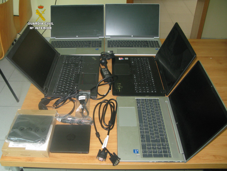 Siete adolescentes investigados por entrar en el CEIP San Tomé de Cambados y llevarse los ordenadores