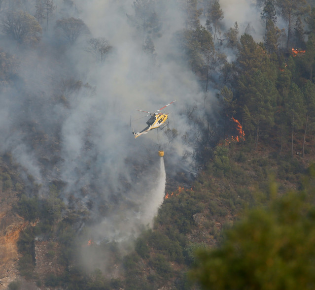 Helicóptero bombardero trabaja para extinguir el fuego en Galicia.