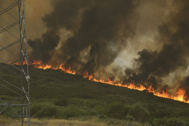 Incendio forestal se acerca a Vilela, a 15 de agosto de 2025, en Vilela, Cualedro, Monterrei, Ourense