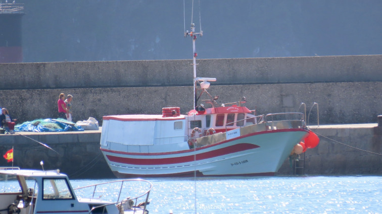 Rescatan a cuatro tripulantes de un pesquero hundido a la entrada de la ría de Cedeira