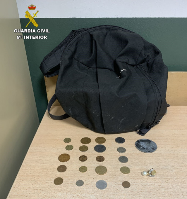 Efectivos recuperados tras la detención de un hombre por un presunto robo con fuerza en una vivienda de Moaña (Pontevedra)