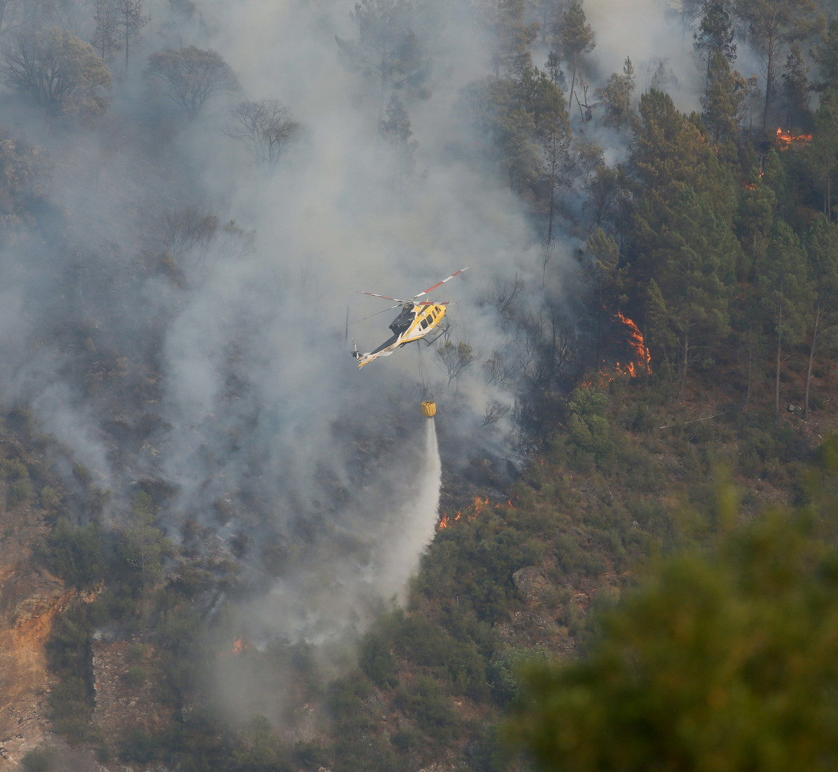 Un helicóptero trabaja en las labores de extinción de un incendio en la provincia de Lugo