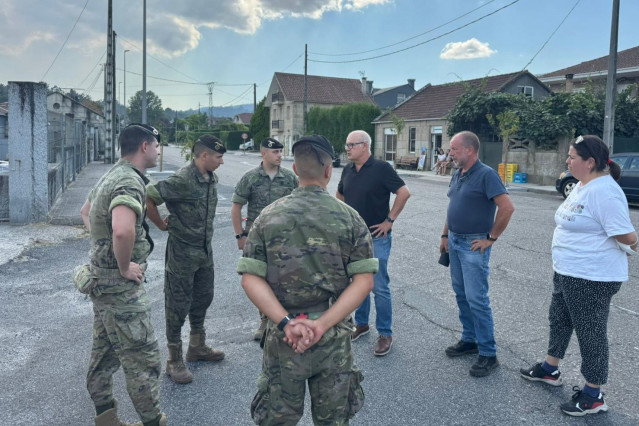 El subdelegado del Gobierno en Ourense, Eladio Santos, con miembros de la Brigada Paracaidista (BRIPAC) en Melón.