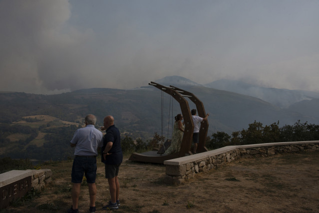 Mirador de Chandrexa de Queixa y vistas hacia el Macizo Central gallego