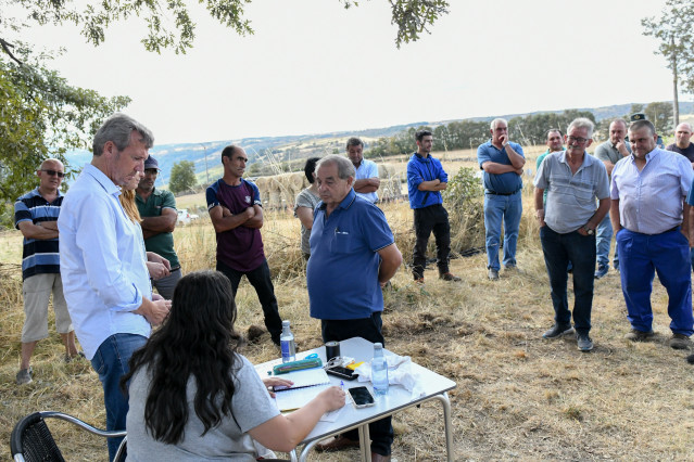 El presidente de la Xunta, Alfonso Rueda, visita uno de los repartos de alimentación para ganado en Chandrexa de Queixa (Ourense).
