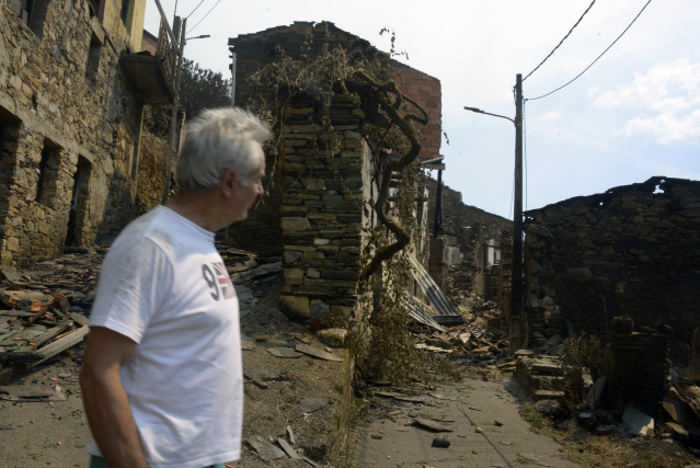 Vista tras el incendio en San Vicente de Leira en Villamartín de Valdeorras, Ourense
