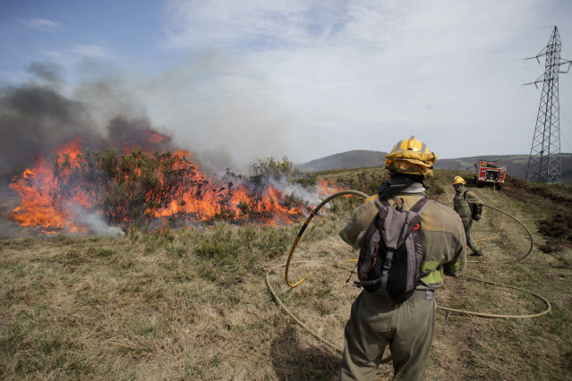 Archivo - Efectivos de la Xunta con base en Becerreá trabajan para extinguir las llamas en un incendio forestal, a 29 de marzo de 2023, en Baleira, Lugo
