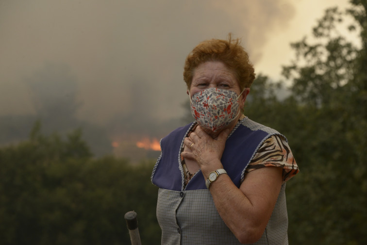 Las mascarillas FFP2 se hacen imprescindibles para muchos gallegos frente al humo y las cenizas