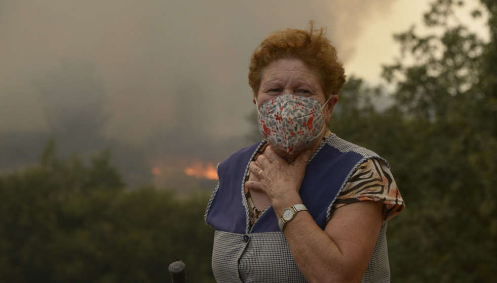 Vecinos y vecinas de Vilela mientras se acercan las llamas a la localidad