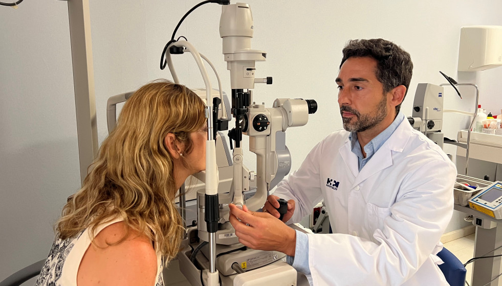 Dr. Salvador Molina, HM Málaga, durante una revisión ocular