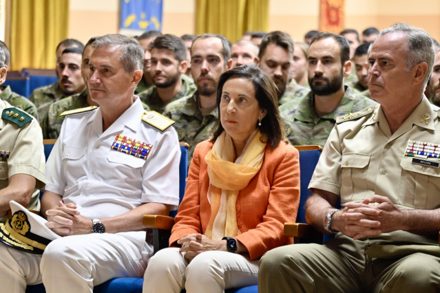 La ministra de Defensa, Margarita Robles, durante su visita al Regimiento de Cazadores de Montaña 'Galicia' no 64 en su Acuartelamiento San Bernardo, a 20 de agosto de 2025, en Jaca, Huesca.