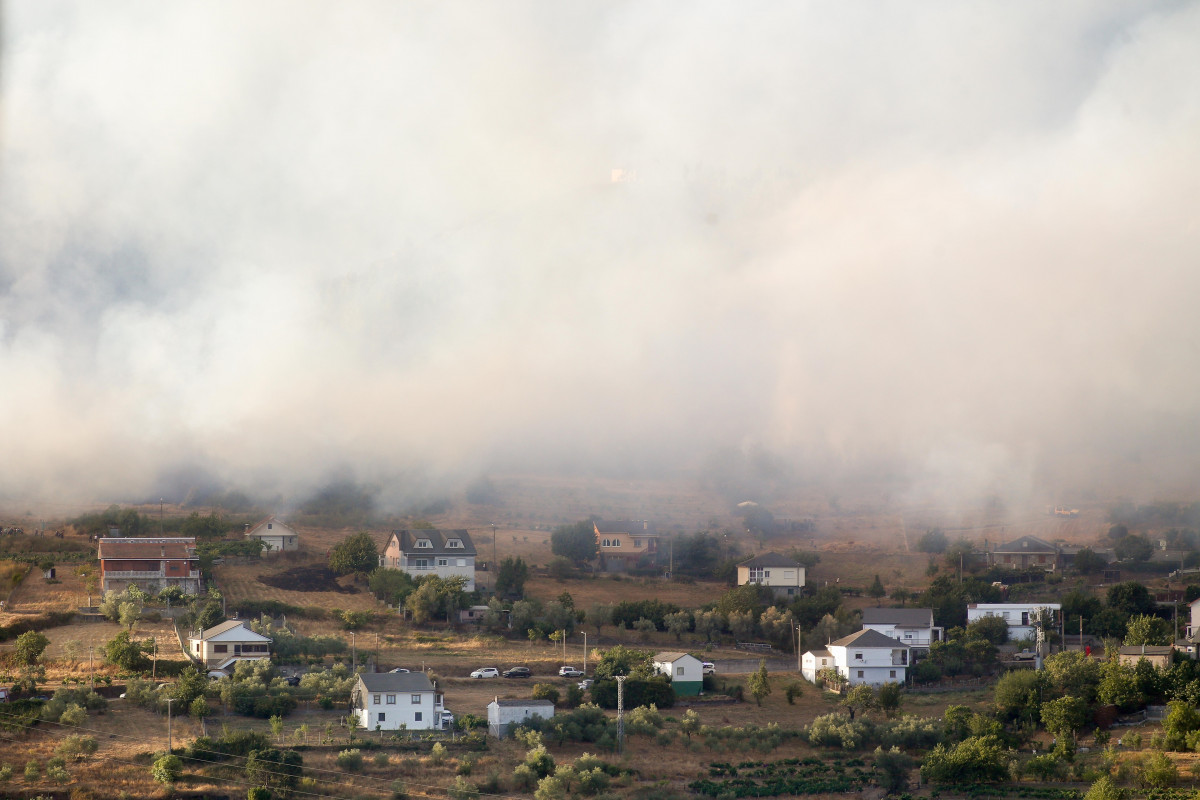 Vista del incendio, a 19 de agosto de 2025, en Quiroga, Lugo, Galicia (España).