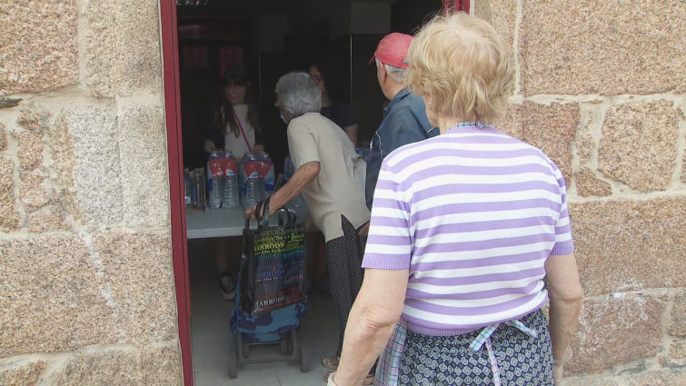 Los vecinos de Valdeorras, con el servicio de agua cortado, pueden abastecerse en el Polígono Industrial A Raña