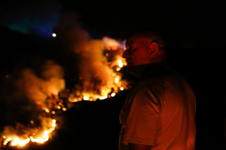 La alarma por los incendios se apaga poco a poco en Galicia, sin confinamientos ni evacuaciones