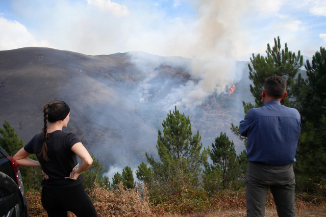 Varias personas observan el incendio, en la sierra de O Courel, a 19 de agosto de 2025, en Quiroga, Lugo, Galicia (España).