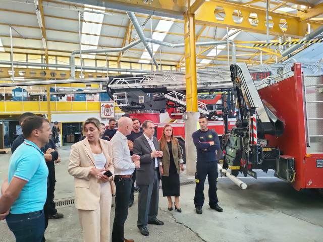 El alcalde de Vigo, Abel Caballero, visita el parque de bomberos de Teis, a 21 de agosto de 2025.