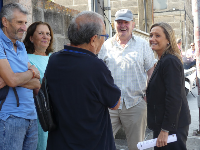 La vicepresidenta de la Diputación de Pontevedra, Luisa Sánchez, con vecinos de Teis, a quienes ha confirmado la luz verde al convenio para la reconstrucción de la piscina del barrio.