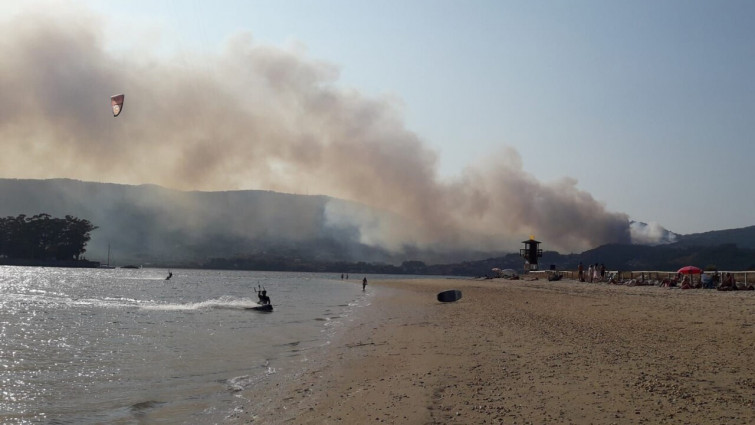 Desalojos por los incendios de Vilaboa y Oia: el camping de Mougás y varias viviendas, amenazadas por las llamas