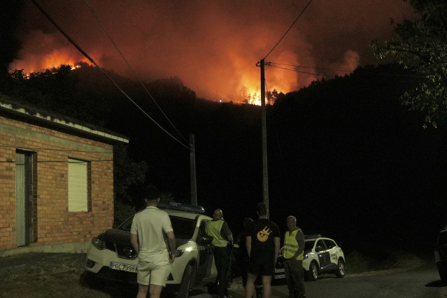 Vista del fuego en Miradoiro do Alto da Picota, a 22 de agosto de 2025, en Os Peares, Ourense