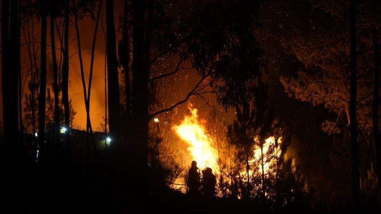 Más de 100 desalojados, entre ellos los niños de un campamento, en los incendios de Oia, Vilaboa y Carballedo