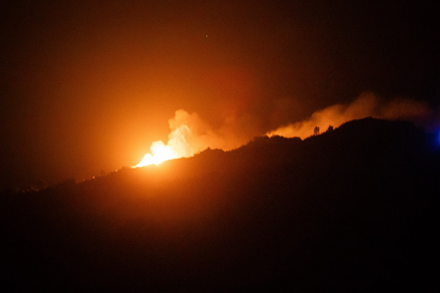 Vista del incendio forestal en la parroquia de Mougás, en Oia (Pontevedra), a 21 de agosto de 2025.