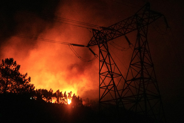 Vista del fuego en el Miradoiro do Alto da Picota.