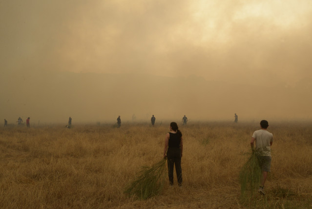Vecinos y vecinas de Vilela en Ourense durante uno de los incendios en la provincia