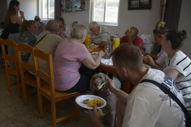 Varios vecinos comen juntos en Cernego, a 19 de agosto de 2025, en Villamartín de Valdeorras, Ourense, Galicia